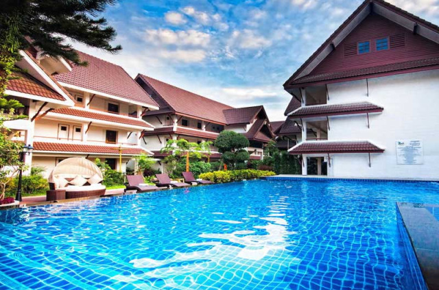 Thailande - Chiang Rai - Nak Nakara Resort - Piscine et vue générale du Nak Nakara