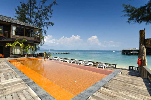 Thailande - Koh Samet - Baan Ploy Sea - Piscine et plage de l'hôtel © Samed Resort