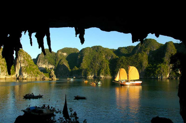  Vietnam - Croisière en Baie d'Halong - Une jonque dans la Baie d'Halong 
