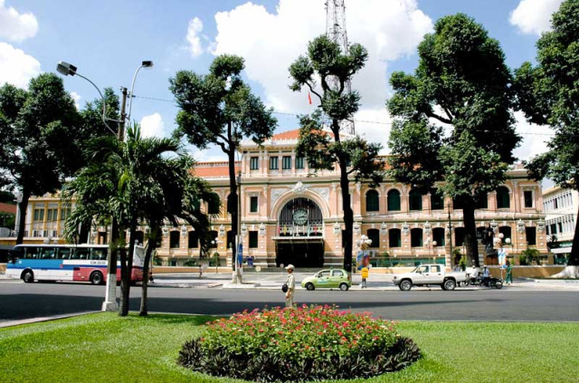 Vietnam - Le Vietnam Pays de l'eau - Ho Chi Minh, poste centrale