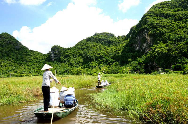Vietnam - Excursions Hoa Lu et Ninh Binh - En Sampan dans la région de Hoa Lu