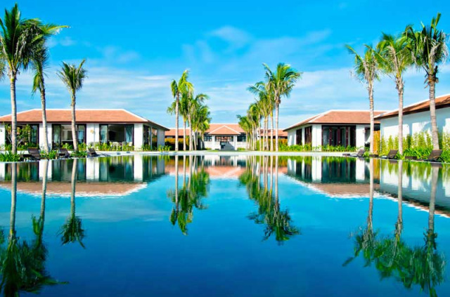 Vietnam - Danang - Fusion Maia Danang - Piscine et vue générale de l'hôtel