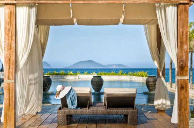 Vietnam - Nha Trang - Mia Hotel Nha Trang - Au bord de la piscine et face à la mer